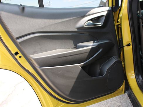 Used 2025 Chevrolet Trax RS w/ Sunroof Package FWD image 36