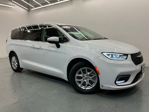 Used 2023 Chrysler Pacifica Touring-L FWD image 2