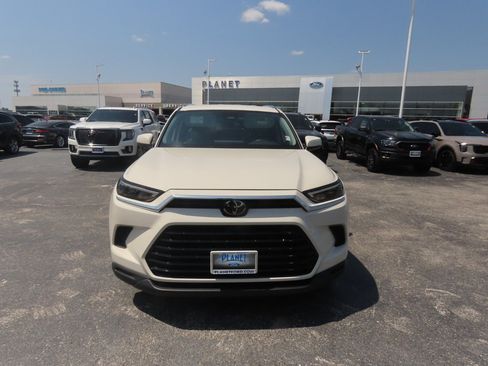 Used 2024 Toyota Grand Highlander AWD image 5