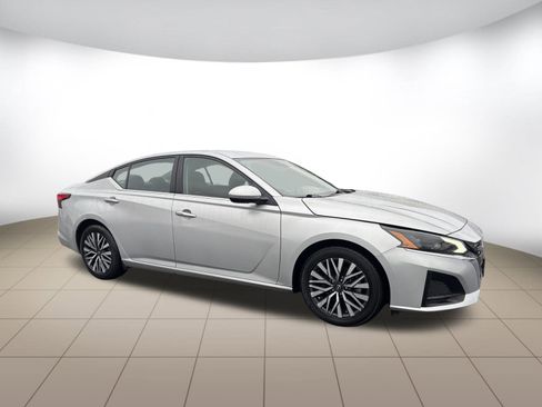 Used 2023 Nissan Altima 2.5 SV image 1