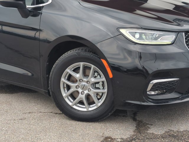 Used 2023 Chrysler Pacifica Touring-L FWD image 2