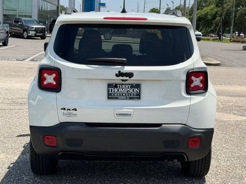 Used 2022 Jeep Renegade Altitude AWD/4WD image 3