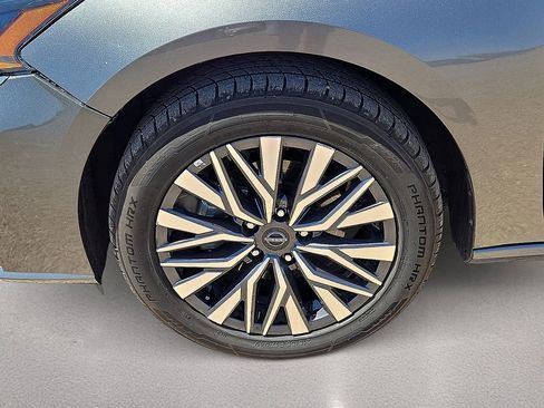 Used 2025 Nissan Altima 2.5 SV AWD/4WD image 10