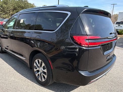 Used 2025 Chrysler Pacifica Pinnacle FWD image 10