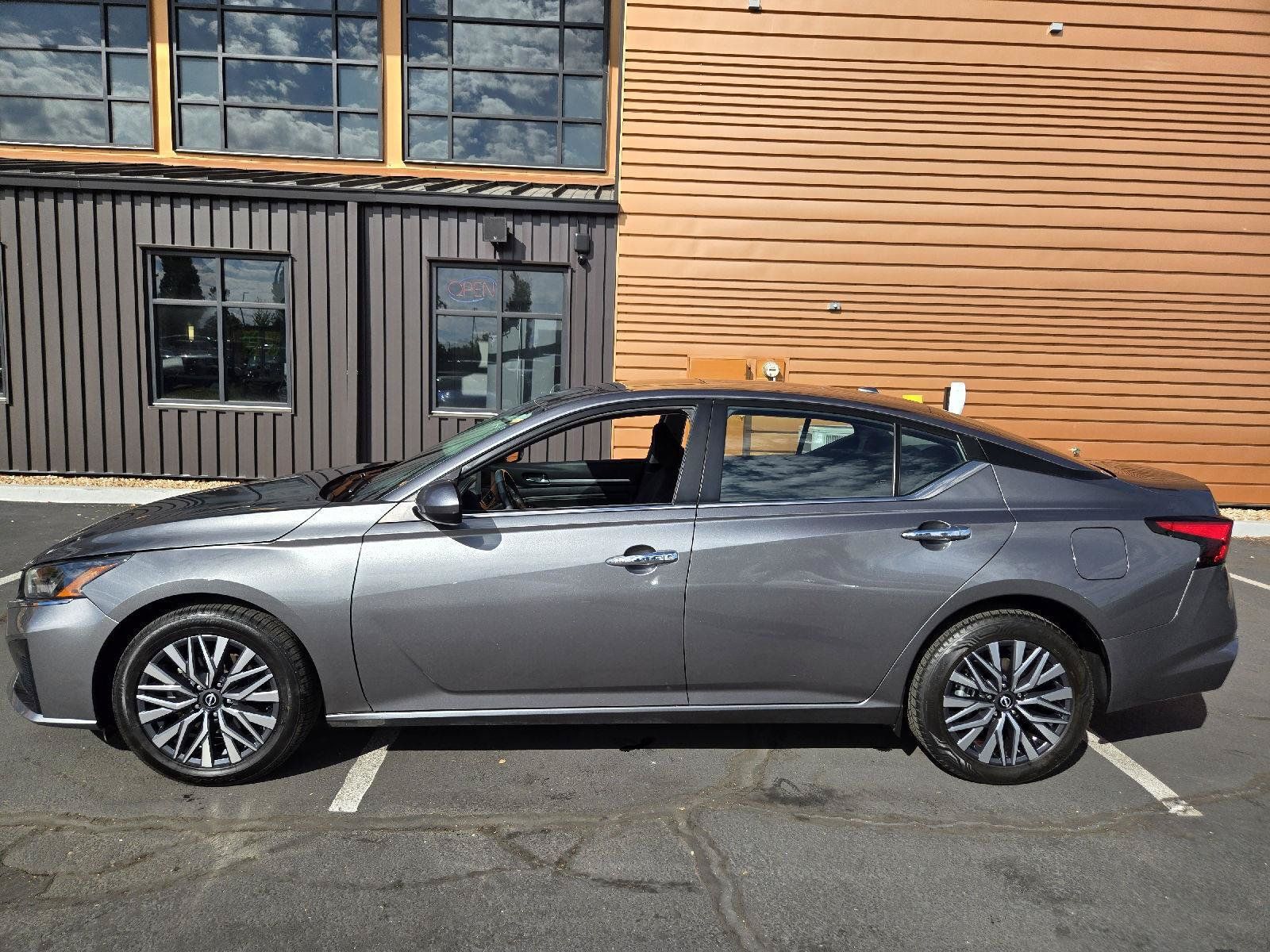 Used 2023 Nissan Altima 2.5 SV w/ SV Premium Package AWD/4WD image 2