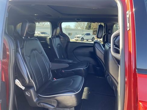 Used 2025 Chrysler Pacifica Limited image 8