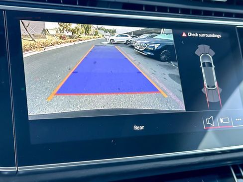 Used 2023 Audi Q8 Premium image 20