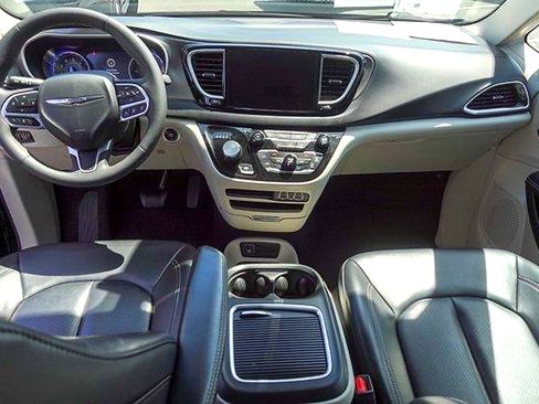 Used 2023 Chrysler Pacifica Touring-L FWD image 21