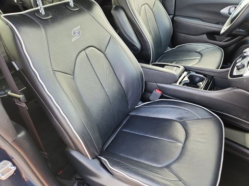 Used 2025 Chrysler Pacifica Limited FWD image 14