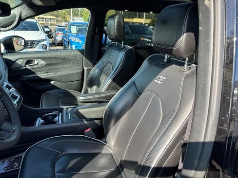 Used 2025 Chrysler Pacifica Limited FWD image 4
