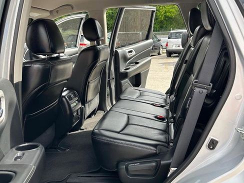 Used 2019 Nissan Pathfinder SL AWD/4WD image 19
