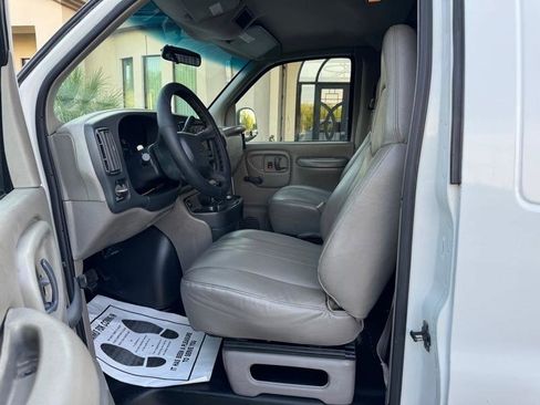 Used 2000 Chevrolet Express 2500 RWD image 9