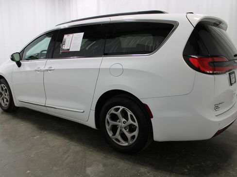 Used 2023 Chrysler Pacifica Limited FWD image 8