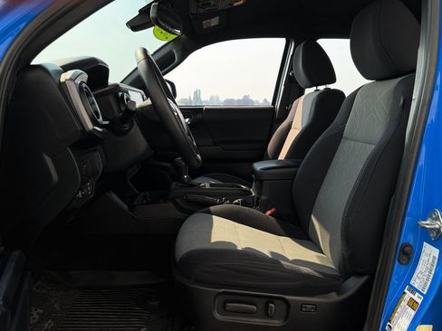 Used 2020 Toyota Tacoma TRD Off-Road w/ Technology Package AWD/4WD image 9