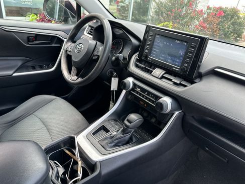 Used 2021 Toyota RAV4 LE FWD image 11