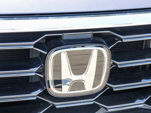 Used 2025 Honda Pilot Touring image 4