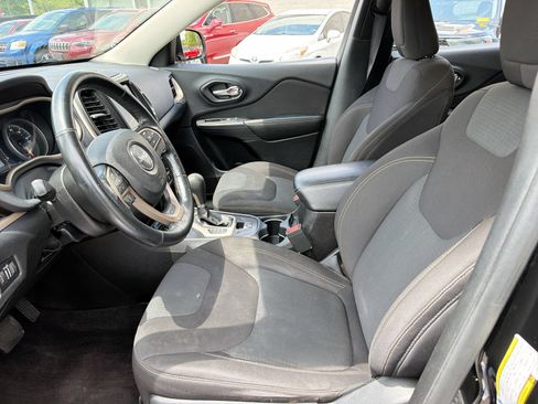 Used 2017 Jeep Cherokee Latitude w/ Cold Weather Group AWD/4WD image 11