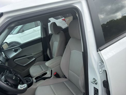 Used 2022 Kia Soul LX w/ Technology Package FWD image 9