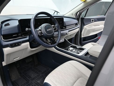 Certified 2025 Kia Carnival EX image 18