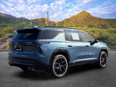 Used 2025 Chevrolet Traverse RS FWD image 4