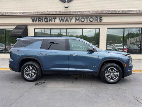 Used 2026 Chevrolet Traverse LT AWD/4WD image 2