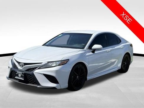 Used 2018 Toyota Camry XSE FWD image 3