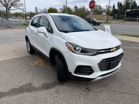 Used 2017 Chevrolet Trax LT w/ LT Convenience Package AWD/4WD image 5