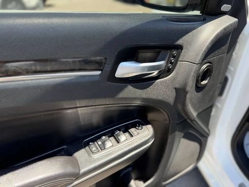 Used 2019 Chrysler 300 Limited RWD image 43