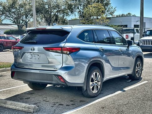 Used 2021 Toyota Highlander XLE image 8