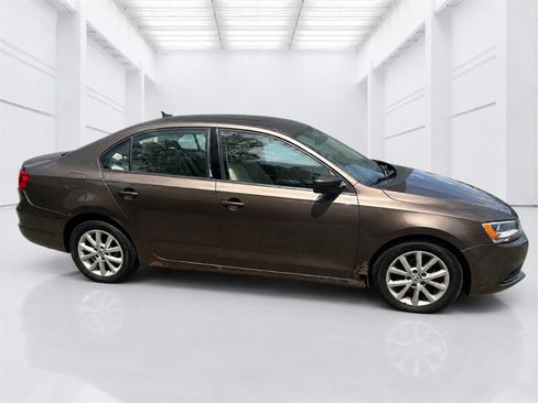 Used 2011 Volkswagen Jetta SE FWD image 2