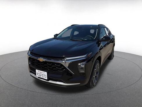 Used 2025 Chevrolet Trax LT FWD image 6