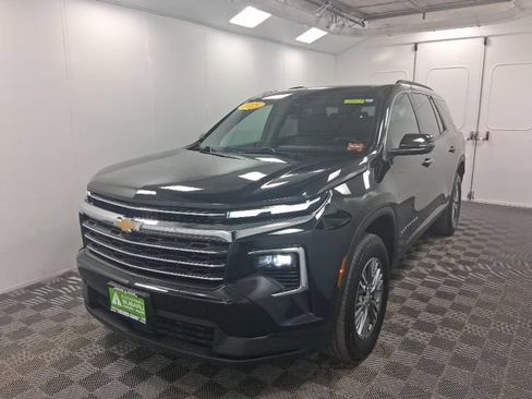 Used 2025 Chevrolet Traverse LT AWD/4WD image 3