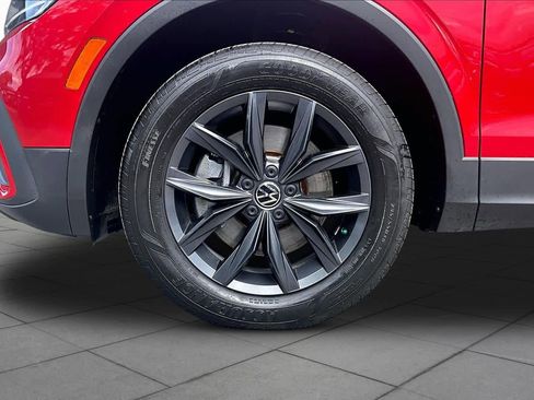 Used 2023 Volkswagen Tiguan SE w/ Panoramic Sunroof Package image 11