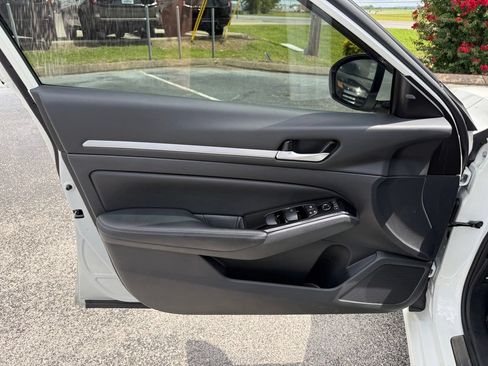 Used 2025 Nissan Altima 2.5 SL FWD image 8