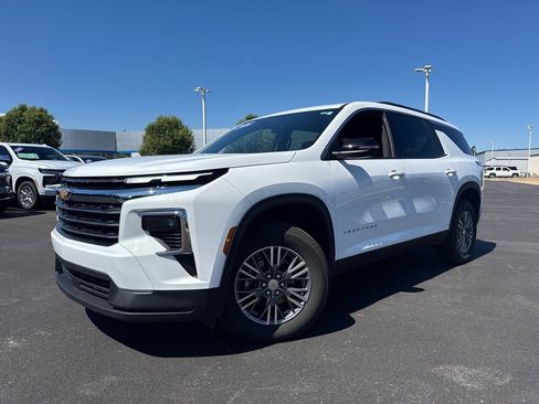 Used 2026 Chevrolet Traverse LT FWD image 1