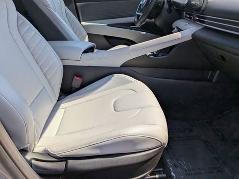 Used 2025 Hyundai Elantra Limited FWD image 32