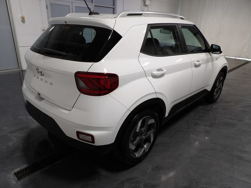 Used 2025 Hyundai Venue SEL FWD image 4