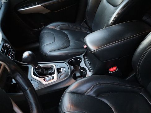 Used 2018 Jeep Cherokee Limited image 24