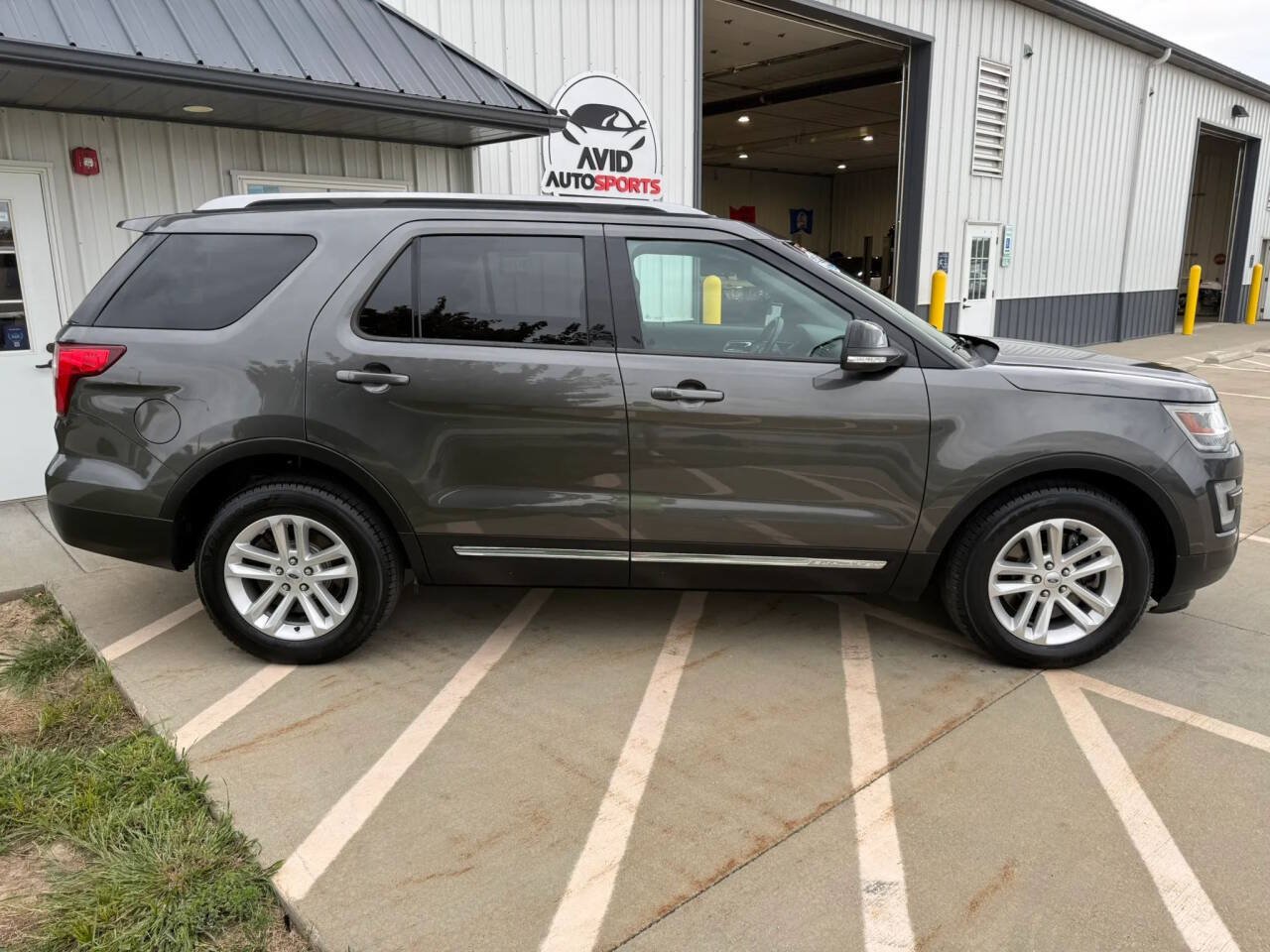 Used 2017 Ford Explorer XLT FWD image 9