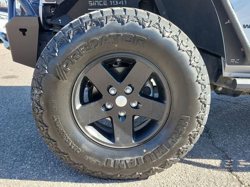 Used 2017 Jeep Wrangler Unlimited Sahara w/ Connectivity Group AWD/4WD image 17