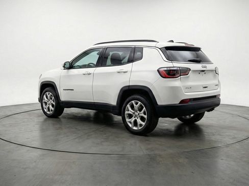 Used 2025 Jeep Compass Latitude image 6