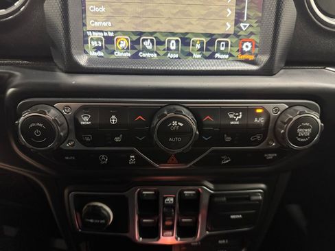 Used 2019 Jeep Wrangler Unlimited Sahara w/ Uconnect 4C Nav & Sound Group AWD/4WD image 35