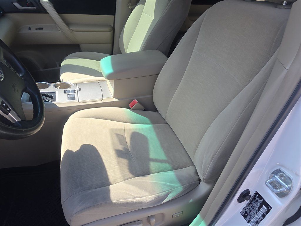 Used 2012 Toyota Highlander FWD w/ Tech Pkg image 10
