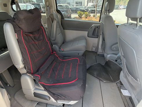 Used 2010 Chrysler Town & Country Touring image 20