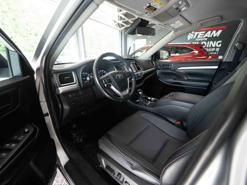 Used 2019 Toyota Highlander Plus w/ Carpet Mat Package (TMS) AWD/4WD image 8