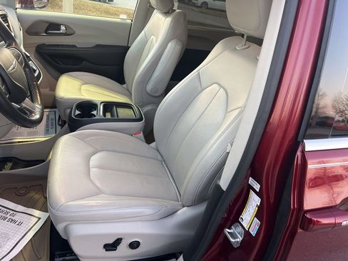 Certified 2020 Chrysler Pacifica Touring-L image 29