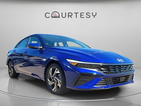 Certified 2025 Hyundai Elantra Limited FWD image 5