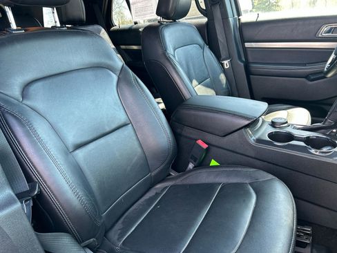 Used 2018 Ford Explorer XLT w/ Equipment Group 202A AWD/4WD image 29