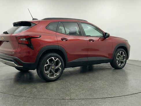 Used 2025 Chevrolet Trax LT w/ LT Convenience Package image 9