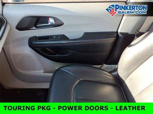 Used 2020 Chrysler Pacifica Touring-L image 30